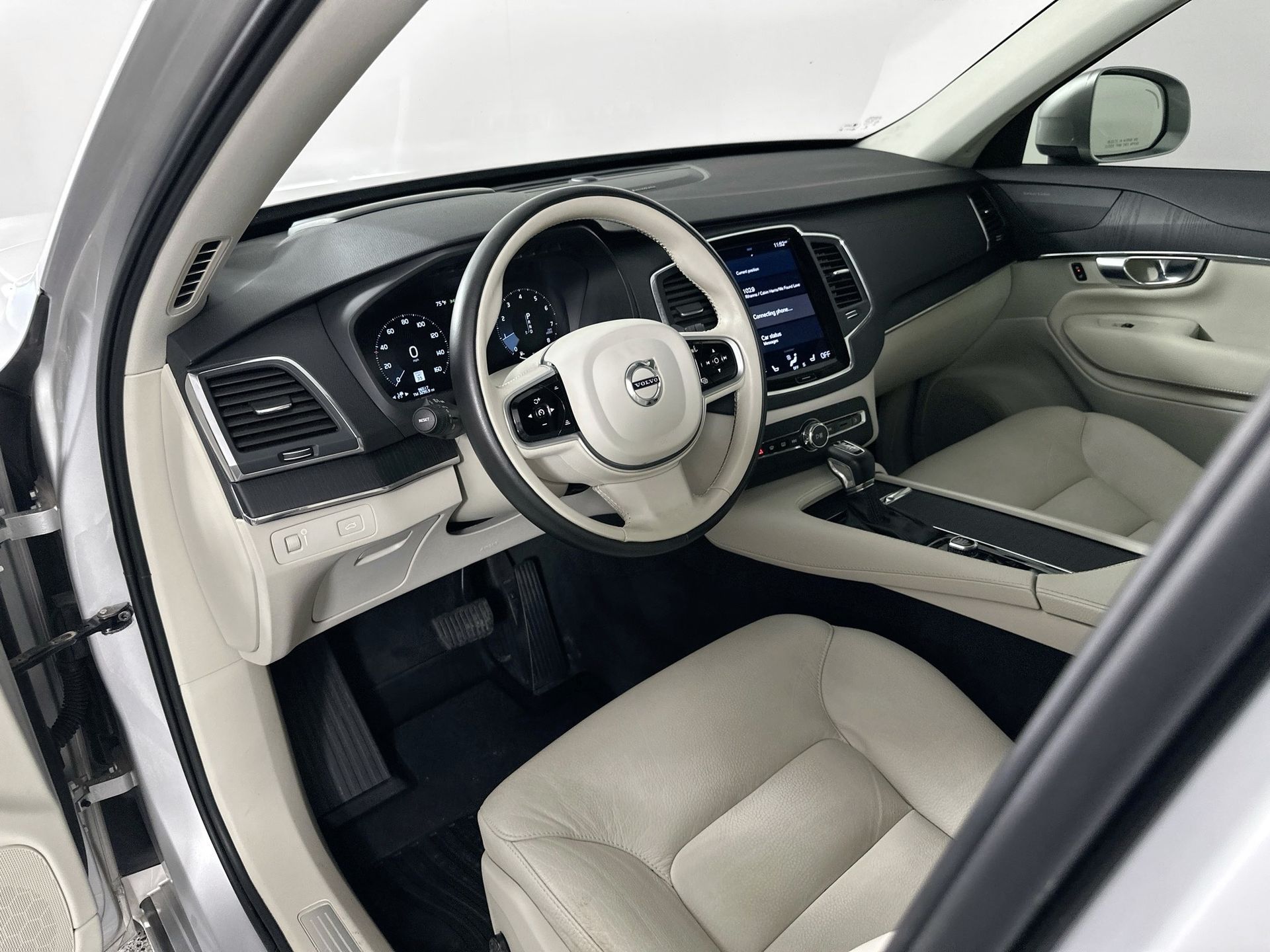 2020 Volvo XC90 T5 Momentum photo 3