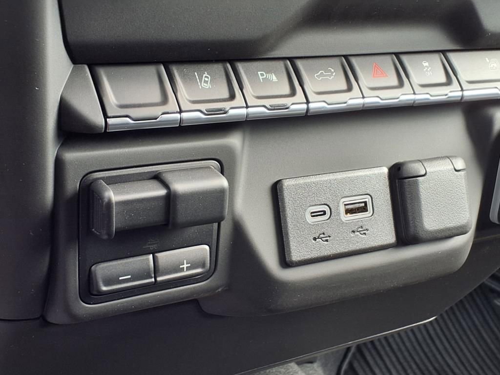 2025 Chevrolet Silverado 2500HD Custom photo 12