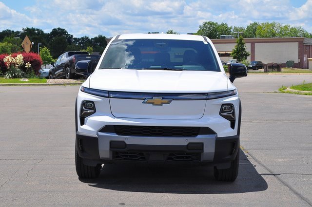 2025 Chevrolet Silverado EV LT photo 5