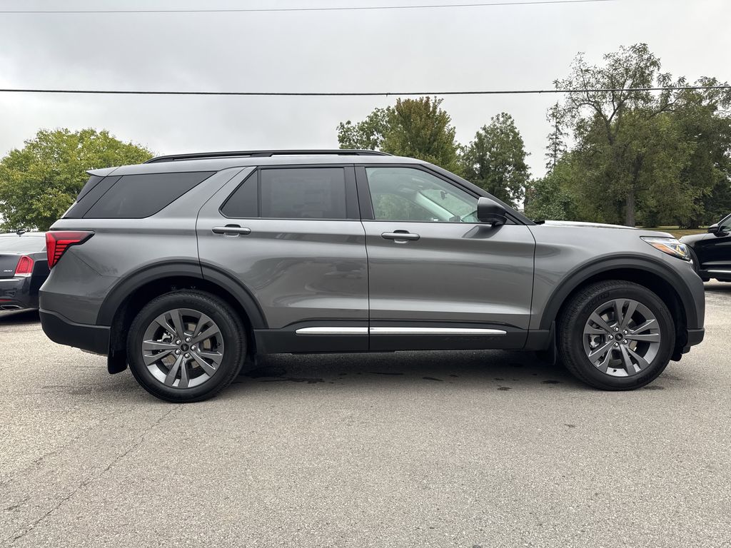 2025 Ford Explorer photo 3