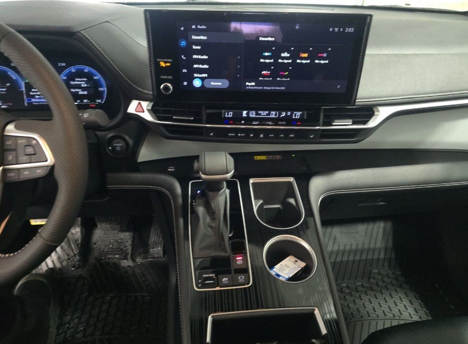 2025 TOYOTA SIENNA XSE 4D - Image 5