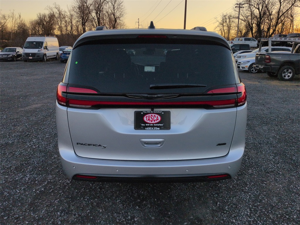 2026 Chrysler Pacifica photo 3