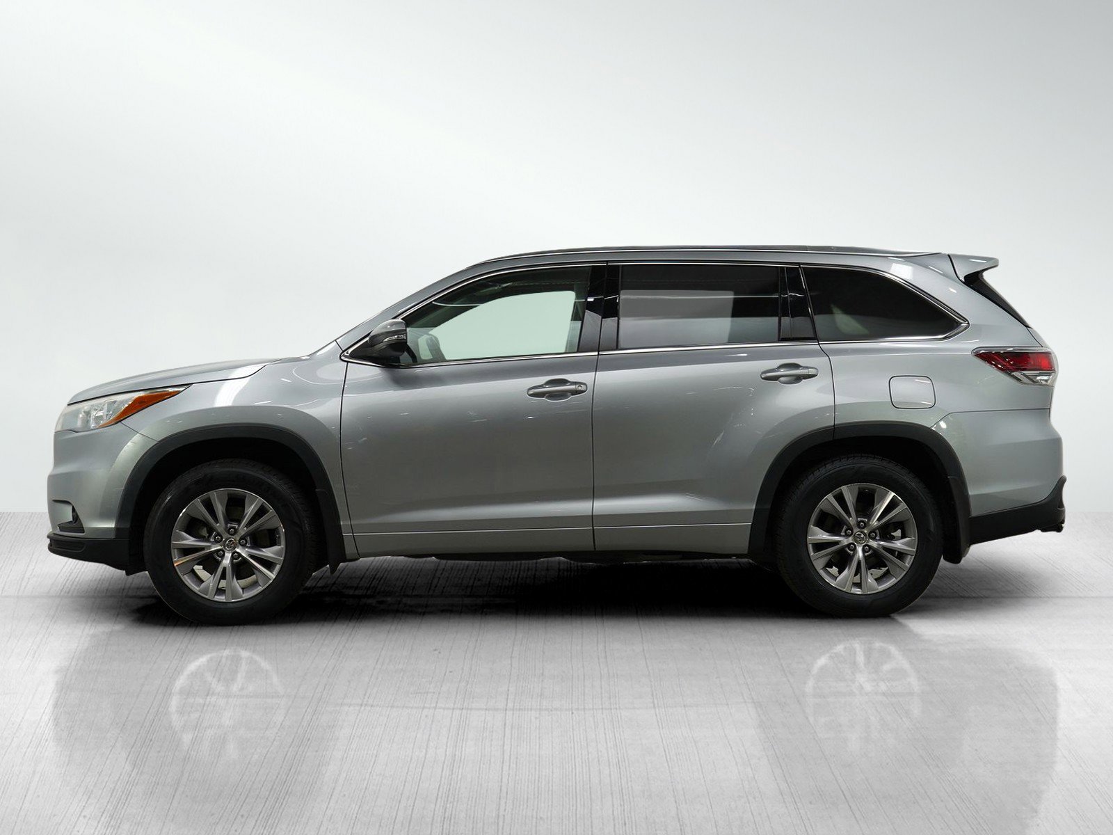 Used 2015 Toyota Highlander XLE with VIN 5TDJKRFH9FS127464 for sale in Bloomington, Minnesota