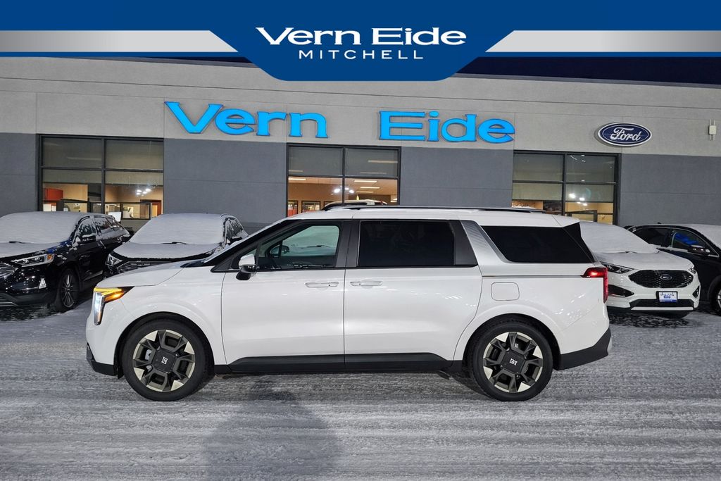 2025 Kia Carnival EX's photo