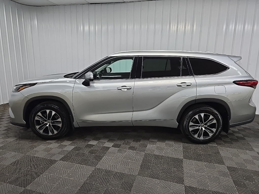 2021 Toyota Highlander XLE photo 4