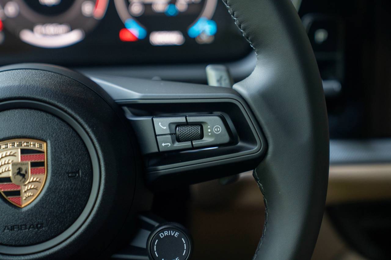 2025 Porsche Cayenne photo 8