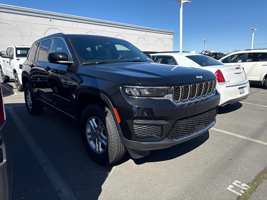 2025 Jeep Grand Cherokee Laredo photo 2