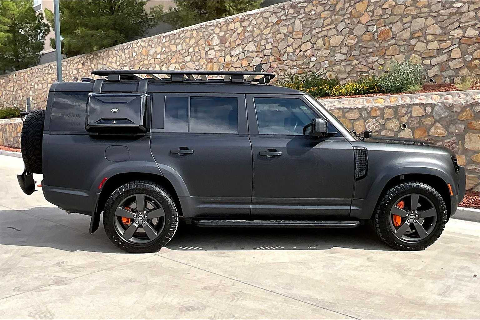 2023 Land Rover Defender SE photo 8