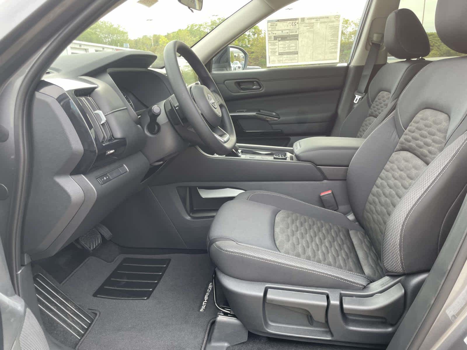 2025 Nissan Pathfinder S photo 12