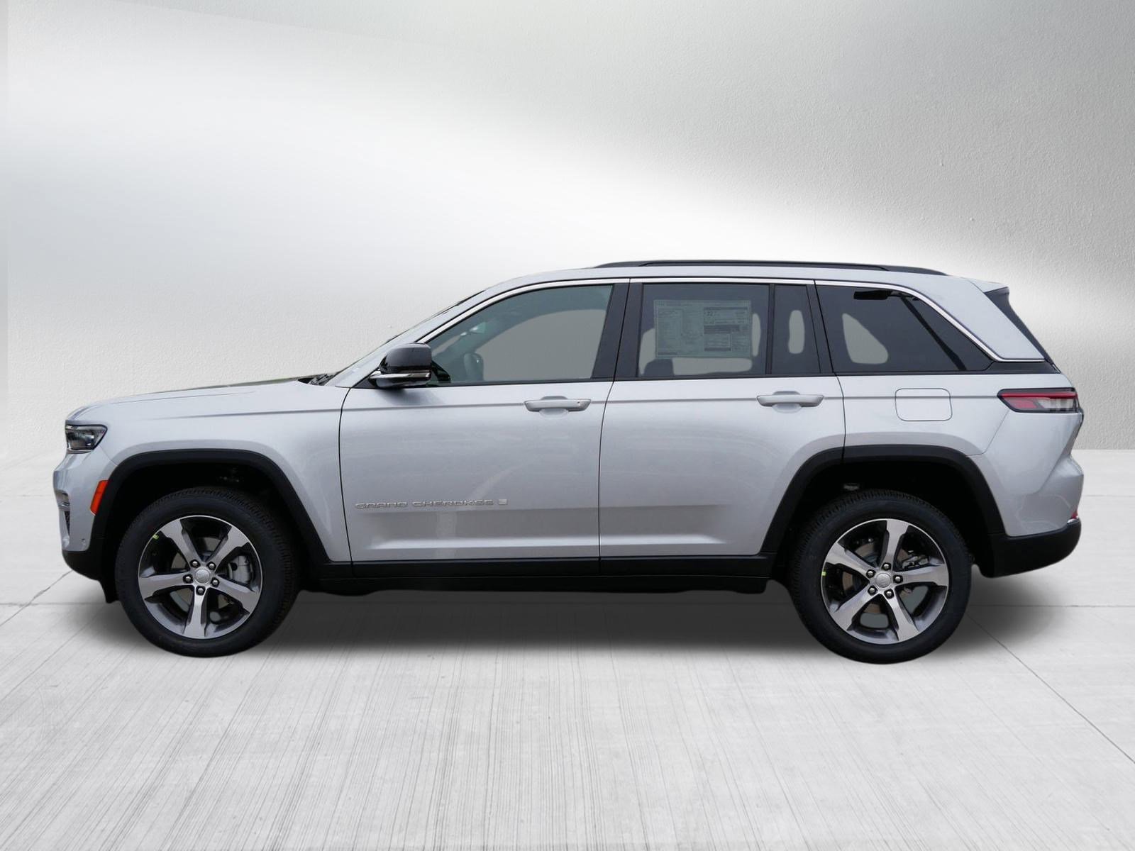 2025 Jeep Grand Cherokee Limited photo 4
