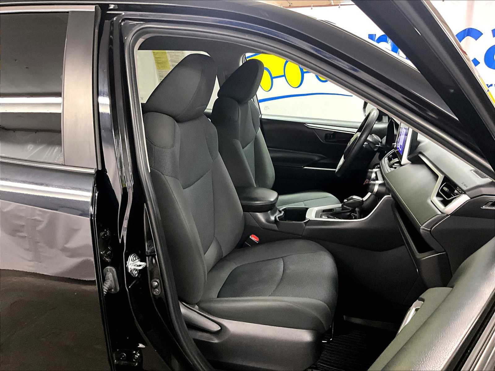 2023 Toyota RAV4 LE photo 11
