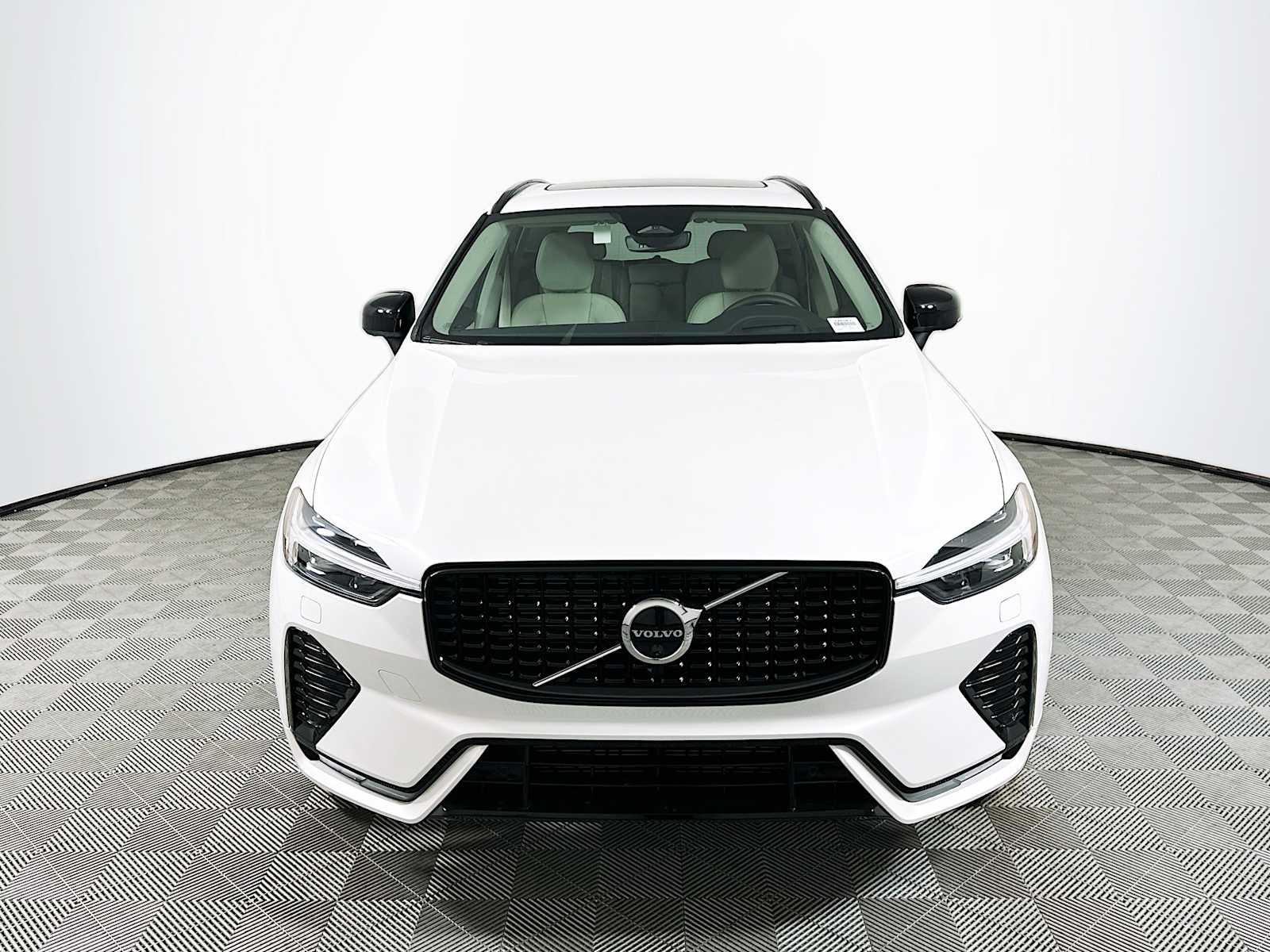 2025 Volvo XC60 photo 2