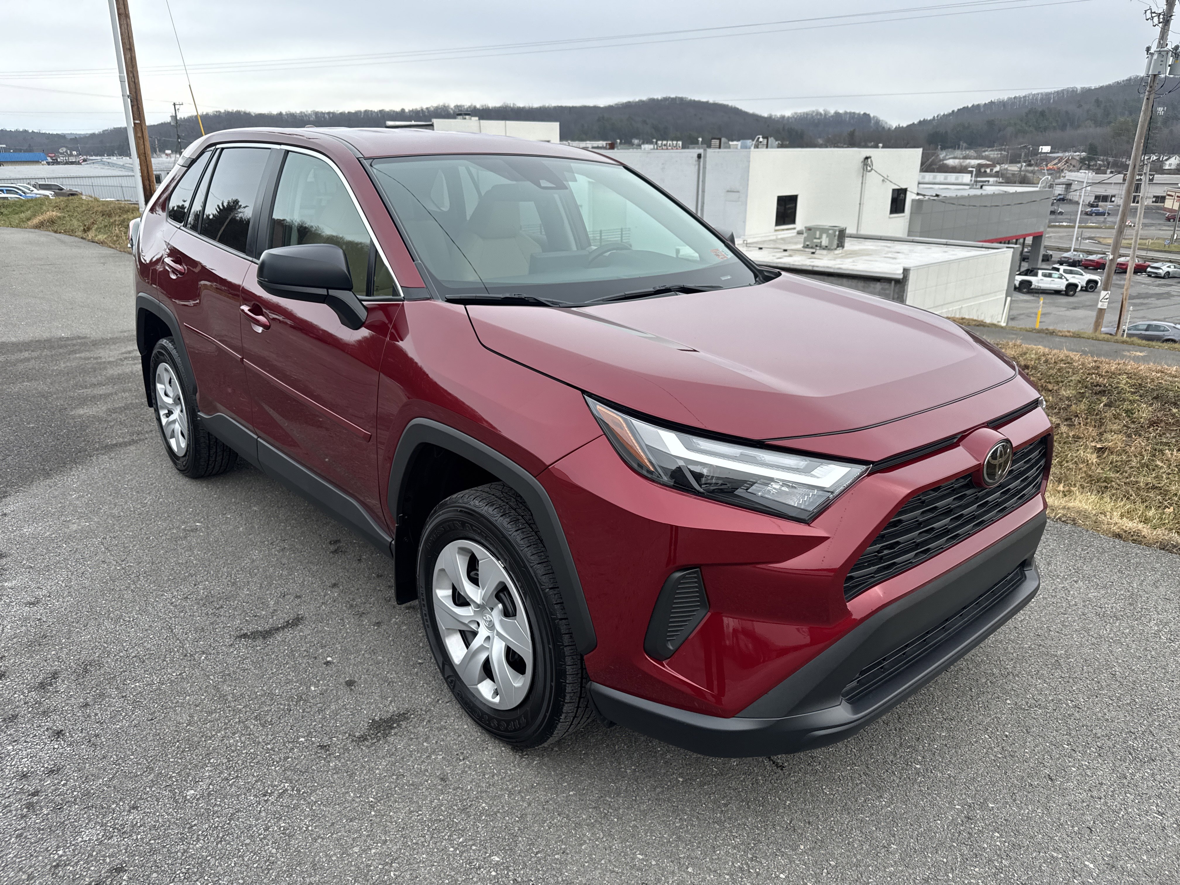 2024 Toyota RAV4 LE's photo