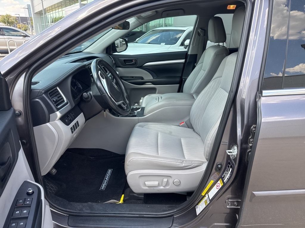 2019 Toyota Highlander LE photo 2