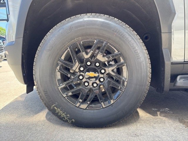 2025 Chevrolet Silverado EV LT photo 13