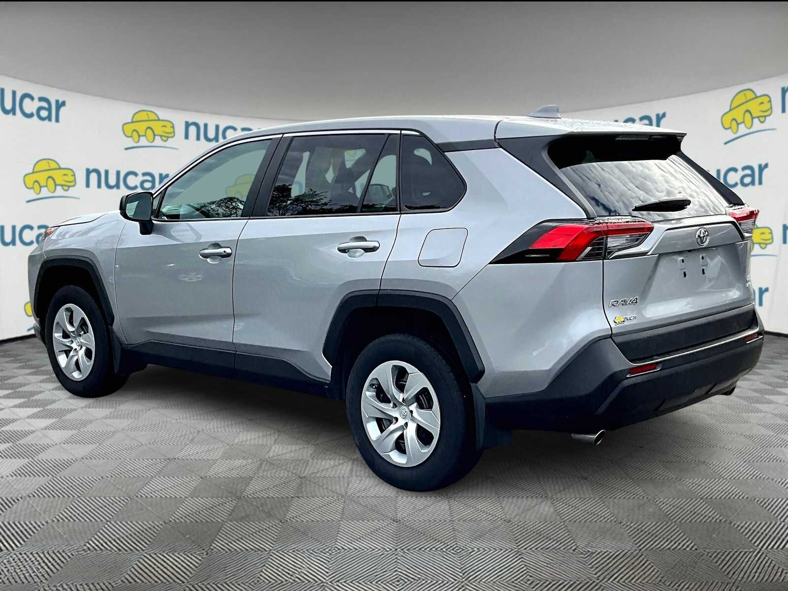 2022 Toyota RAV4 LE photo 4