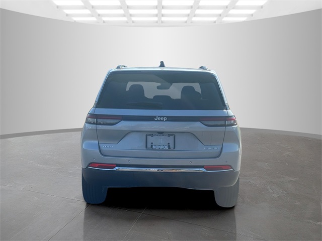 2025 Jeep Grand Cherokee Laredo photo 4