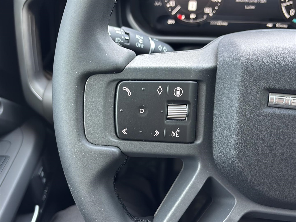 2025 Land Rover Defender 110 X-Dynamic SE photo 13