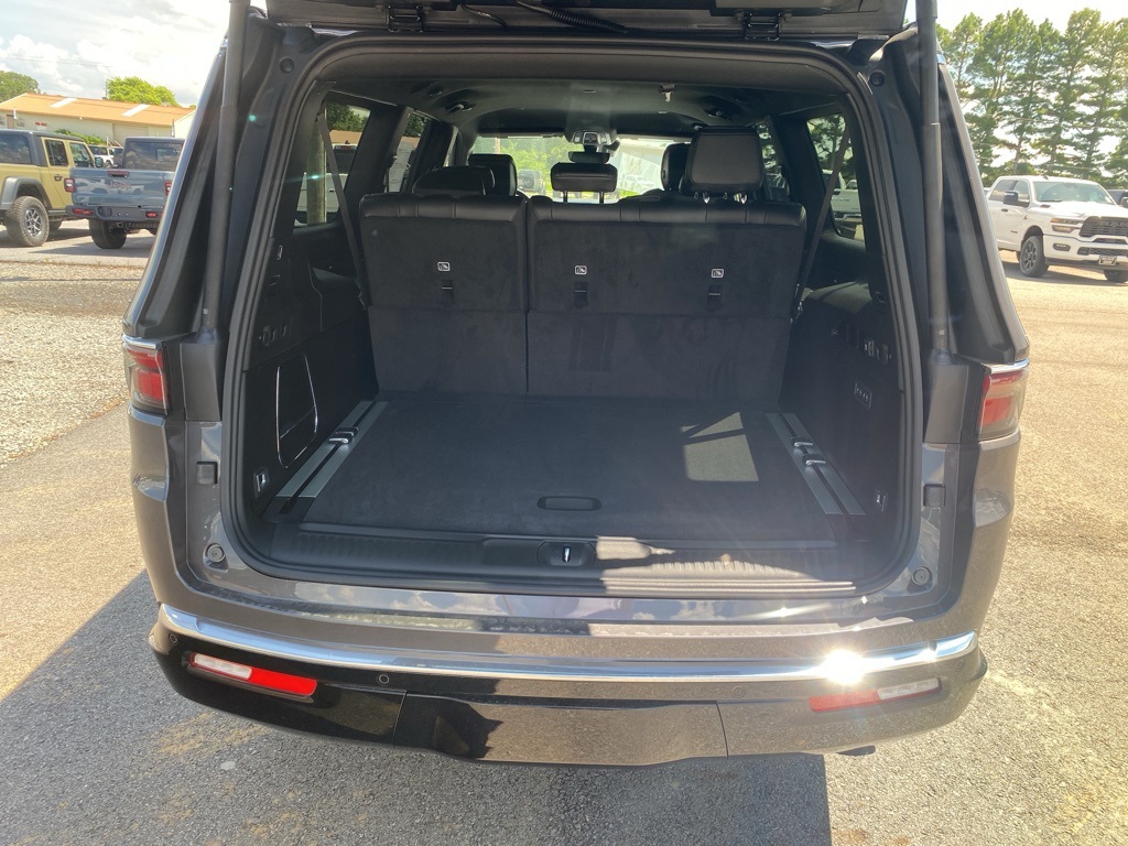 2025 Jeep Wagoneer L Series III photo 13