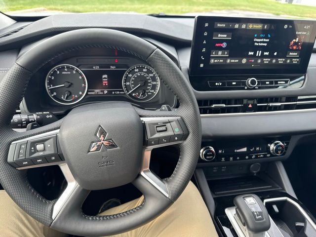2025 Mitsubishi Outlander SE photo 27