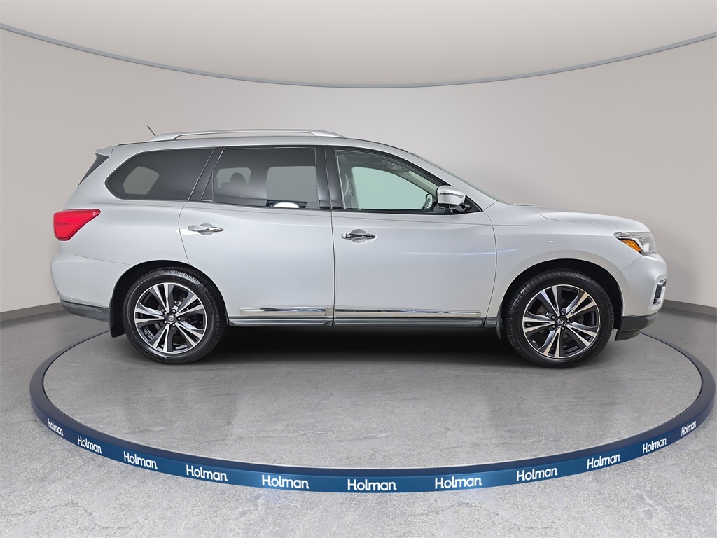 2017 Nissan Pathfinder Platinum photo 4