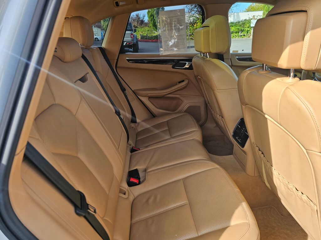 2015 Porsche Macan S photo 15