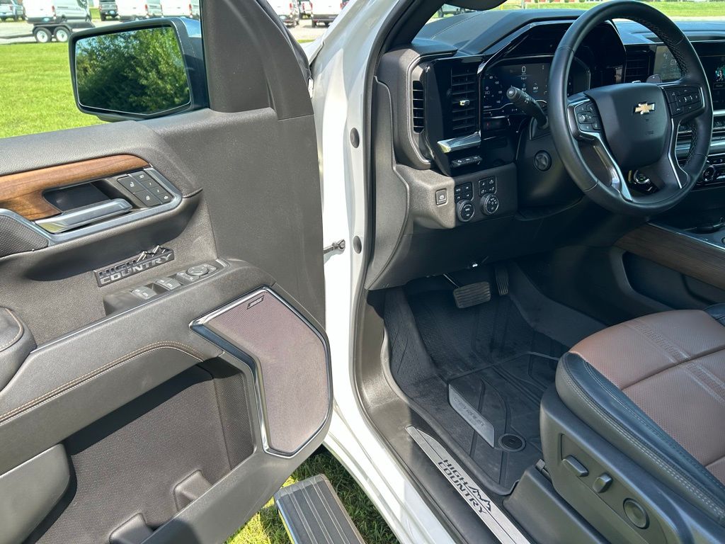 2023 Chevrolet Silverado 1500 High Country photo 12