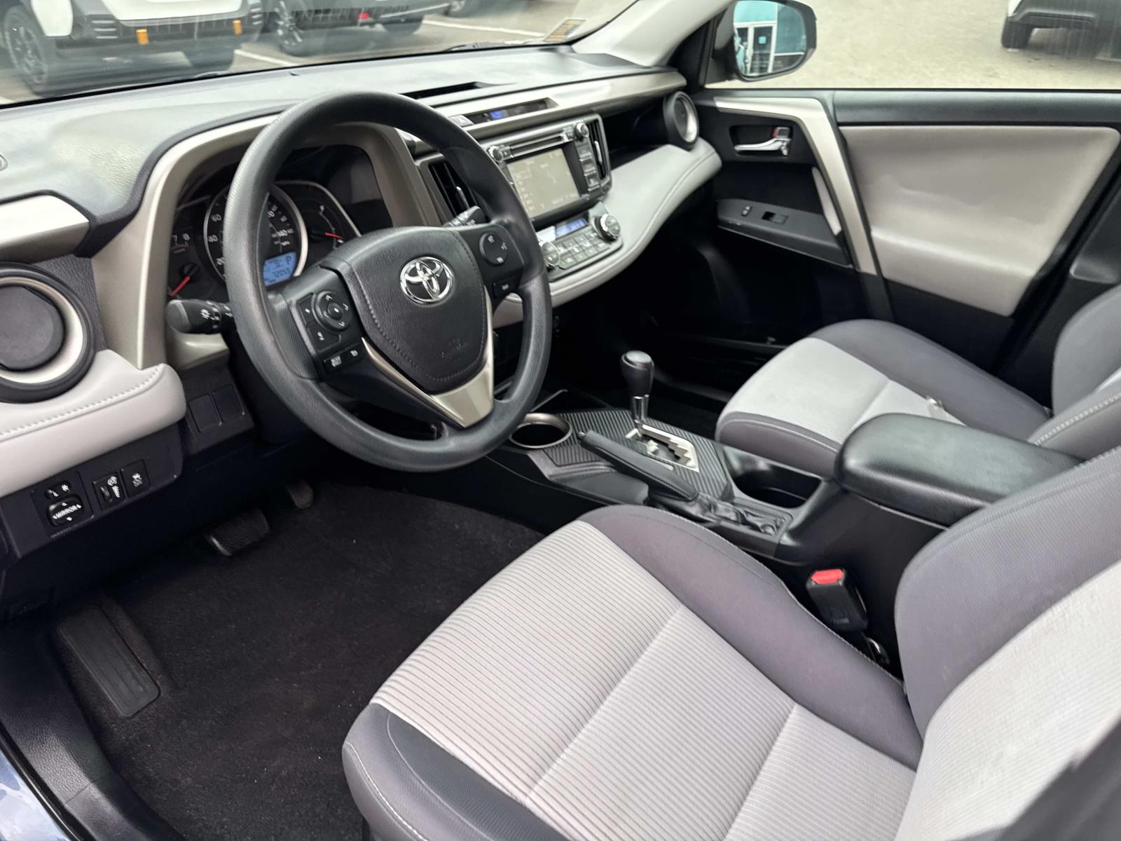 2014 Toyota RAV4 XLE photo 2
