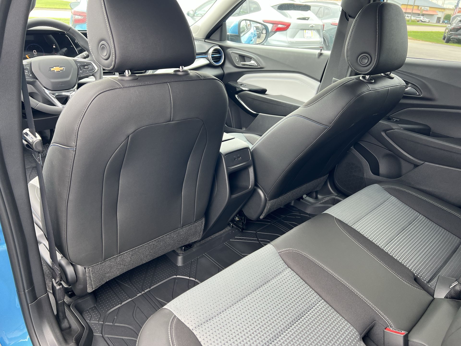 2025 Chevrolet Trax LT photo 8