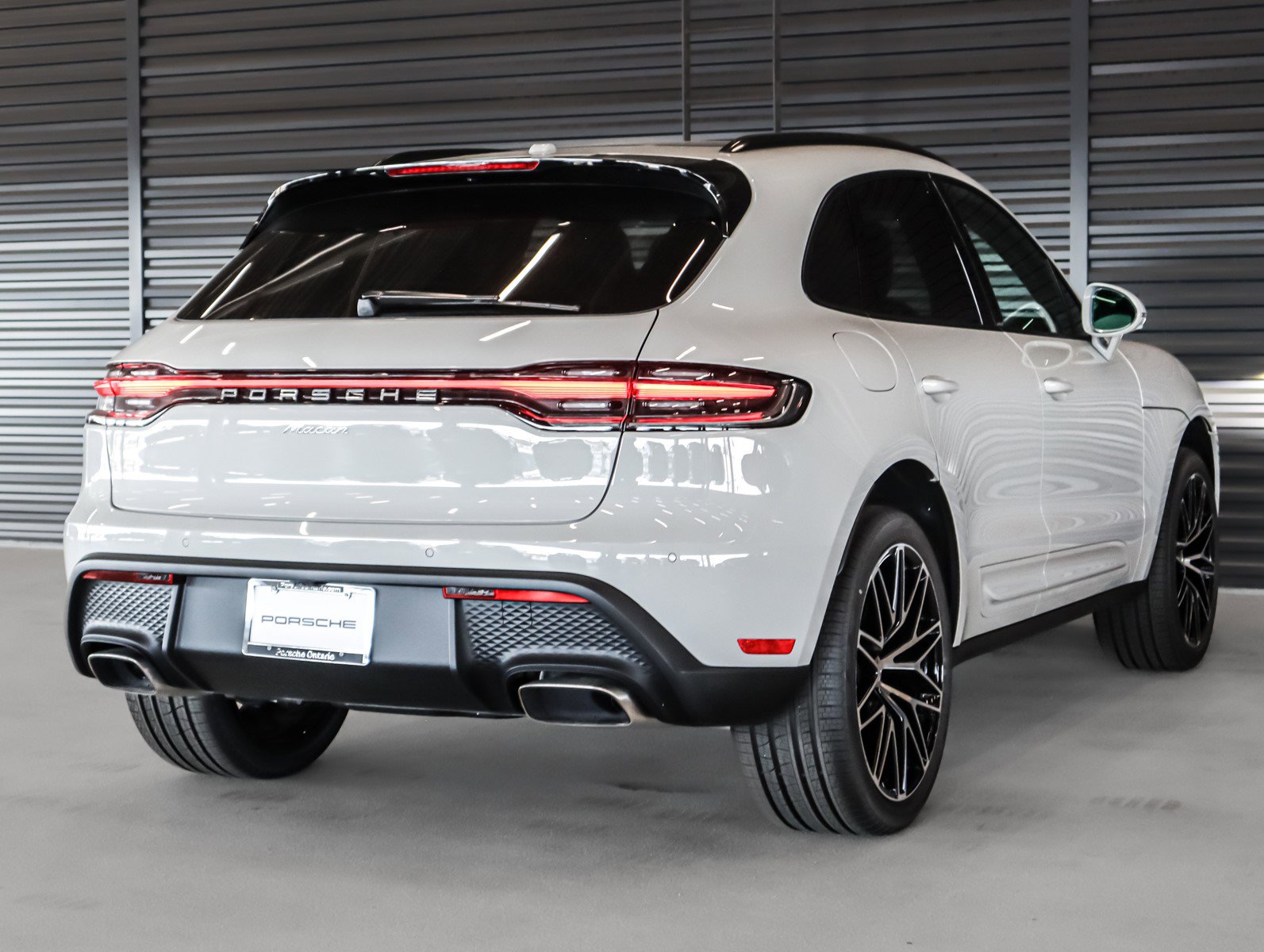 2025 Porsche Macan T photo 8