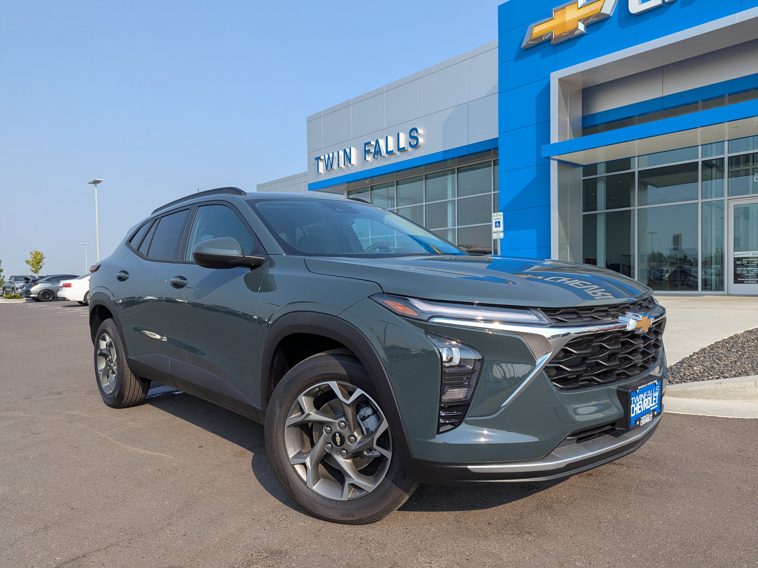 2025 Chevrolet Trax LT photo 2