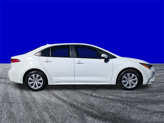 2022 Toyota Corolla LE photo 3