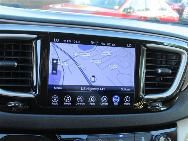 2017 Chrysler Pacifica Touring L photo 19