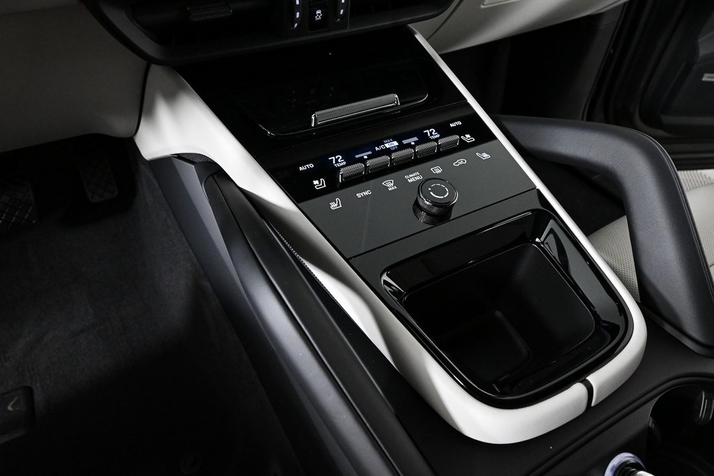 2025 Porsche Cayenne photo 17