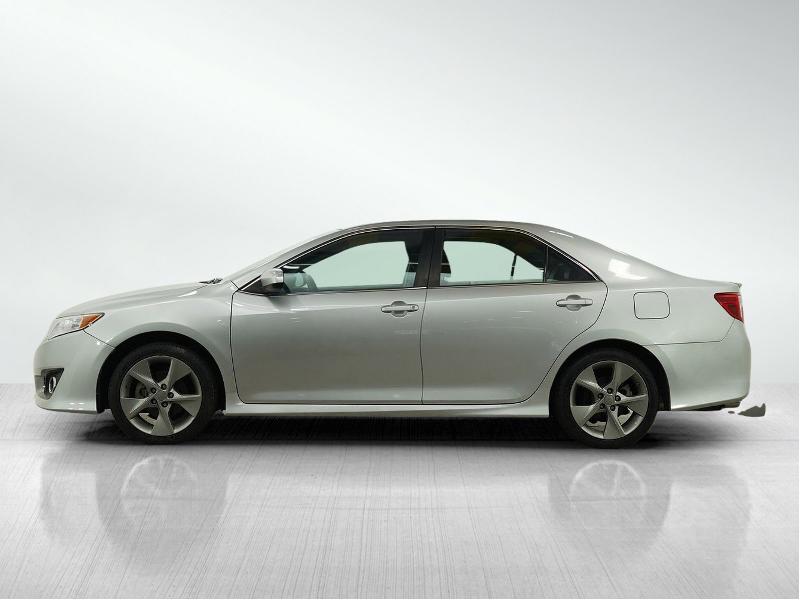 Used 2013 Toyota Camry SE with VIN 4T1BK1FK1DU022696 for sale in Bloomington, Minnesota
