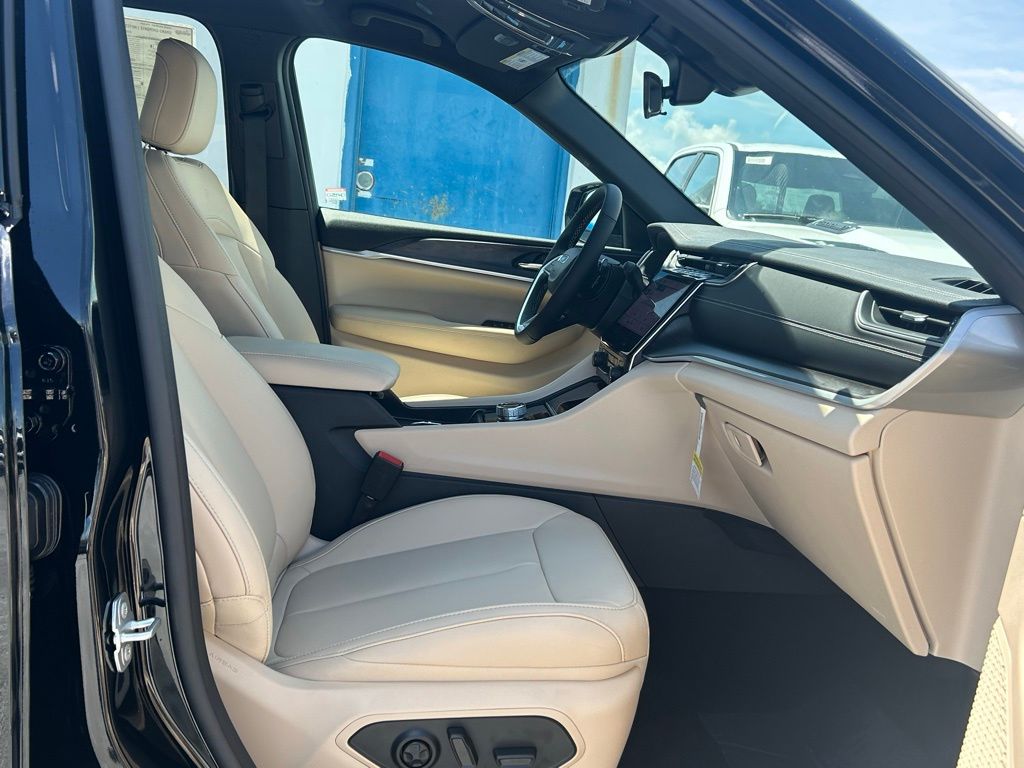 2025 Jeep Grand Cherokee Limited photo 17
