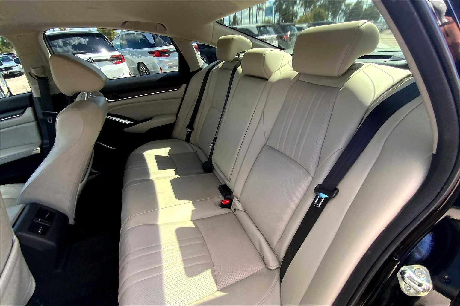 2018 Honda Accord Touring 1.5T photo 18