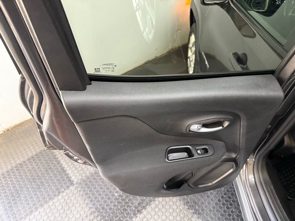 2020 Jeep Renegade Latitude photo 28