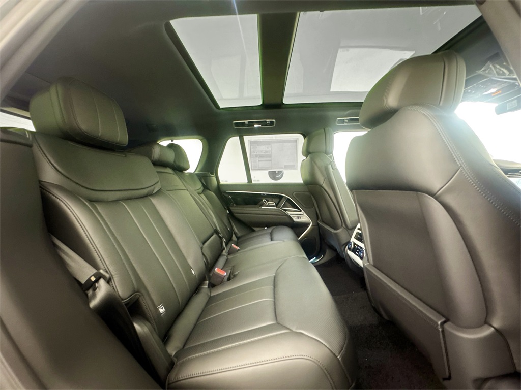 2025 Land Rover Range Rover SE photo 24