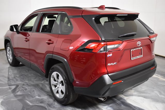 2020 Toyota RAV4 LE photo 3