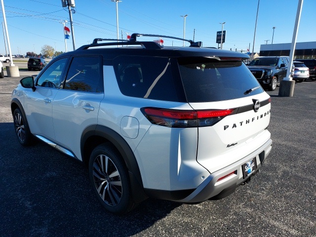 2025 Nissan Pathfinder Platinum photo 2