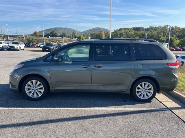 2013 Toyota Sienna photo 2