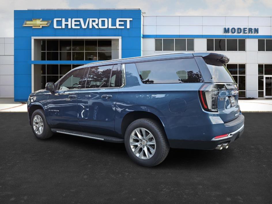 2025 Chevrolet Suburban Premier photo 2
