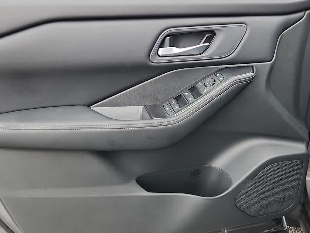 2026 Nissan Rogue SV photo 8