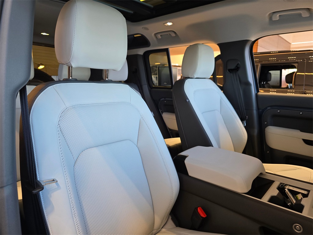 2025 Land Rover Defender 110 S photo 28