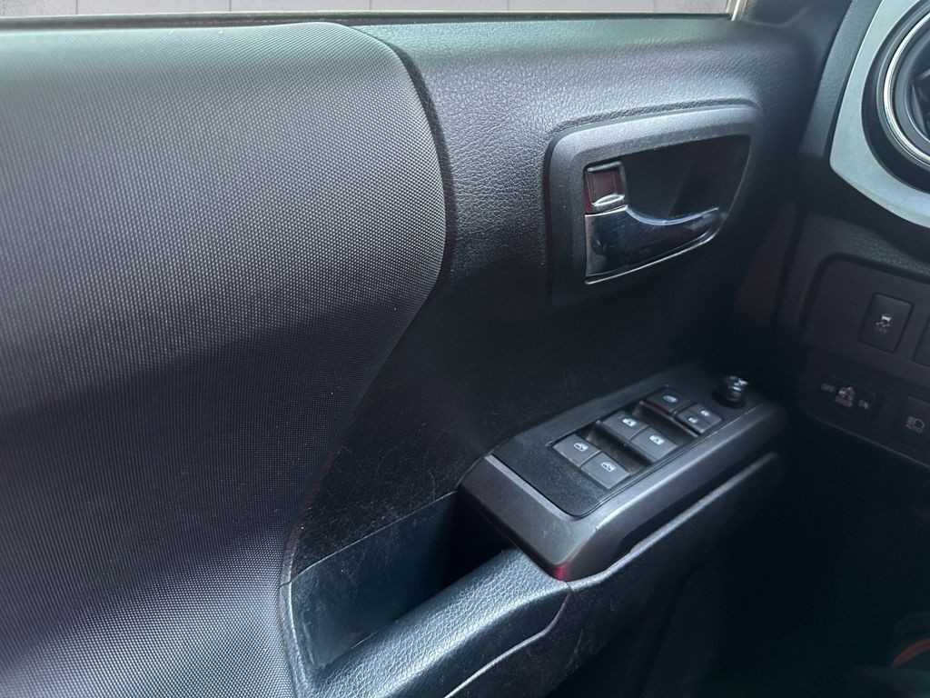 2021 Toyota Tacoma TRD Off-Road photo 12