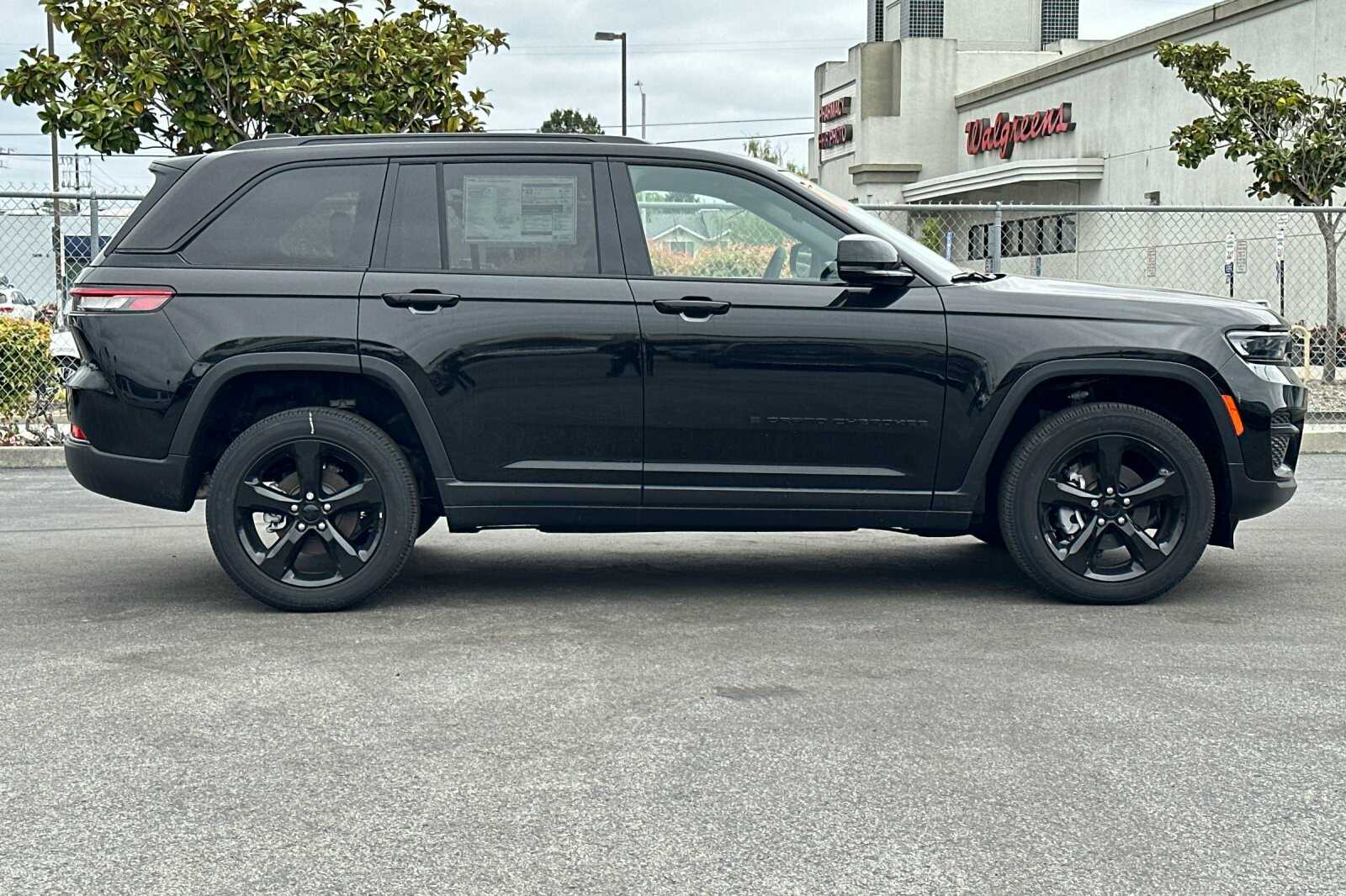 2024 Jeep Grand Cherokee Altitude photo 3