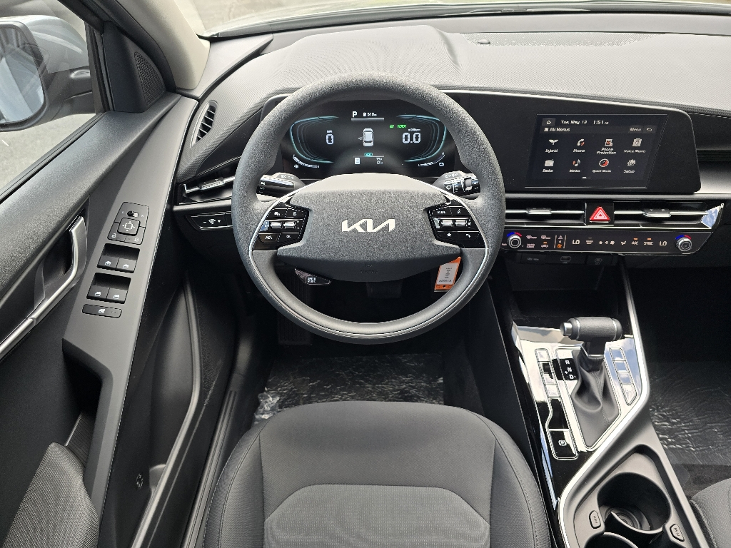 2025 Kia Niro LX photo 6