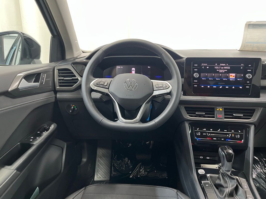 2025 Volkswagen Taos SE photo 18