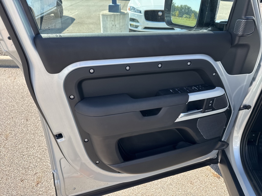 2024 Land Rover Defender 110 SE photo 12